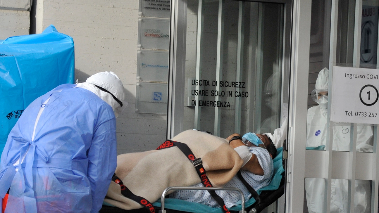 Un paziente viene portato nella palazzina ex Malattie infettive dell’ospedale di Macerata 