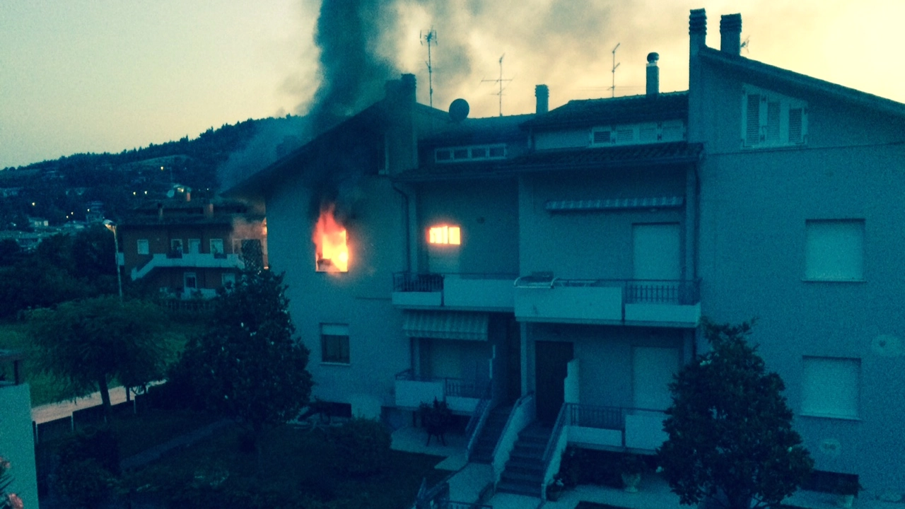 L'incendio a Sant'Angelo in Vado (Foto Andrea Angelini)