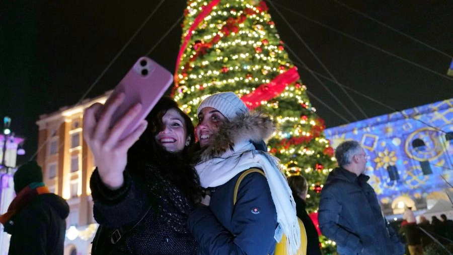 L'accensione dell'albero di Natale diventa l'occasione per un selfie (Foto Frasca-Salieri)