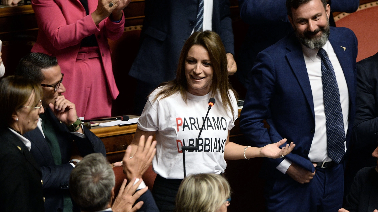 Lucia Borgonzoni con la maglietta 'Parliamo di Bibbiano' (foto LaPresse)
