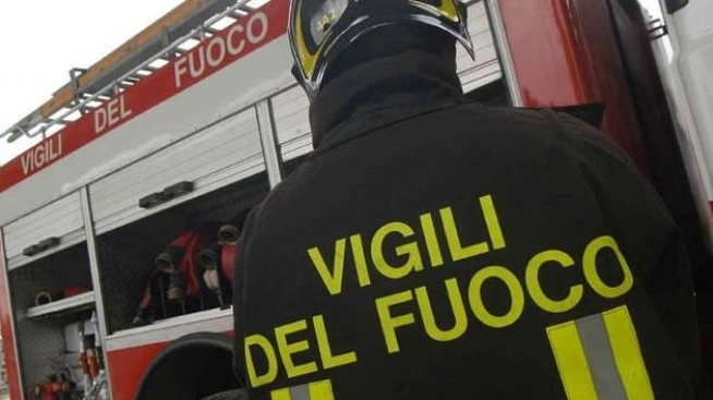 Incendio a Colonnata, vigili del fuoco di Ascoli al lavoro