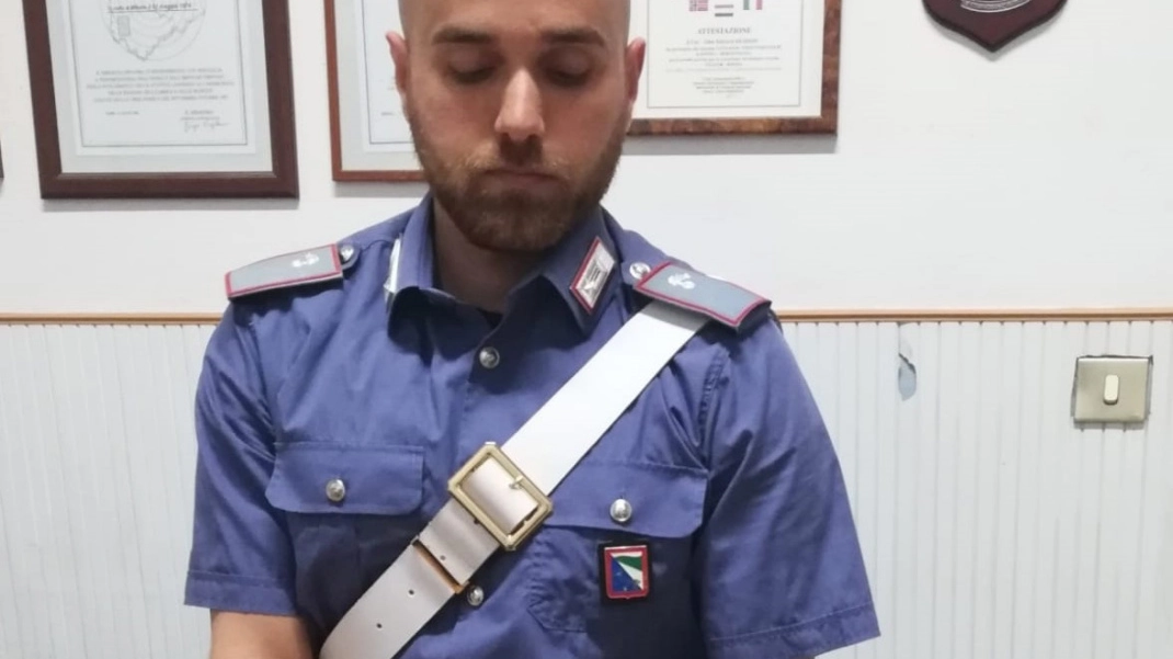 Il distintivo falso sequestrato dai carabinieri