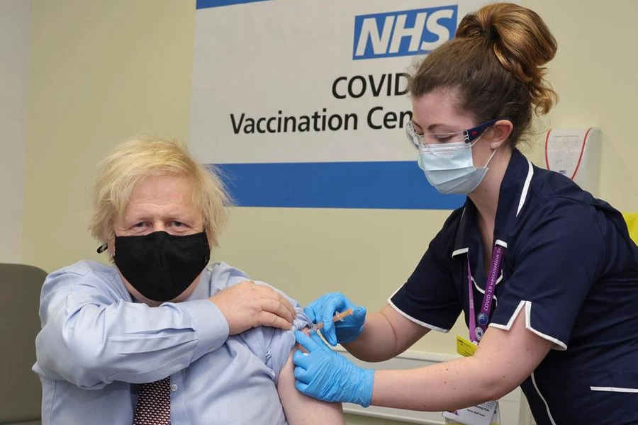 Boris Johnson si vaccina