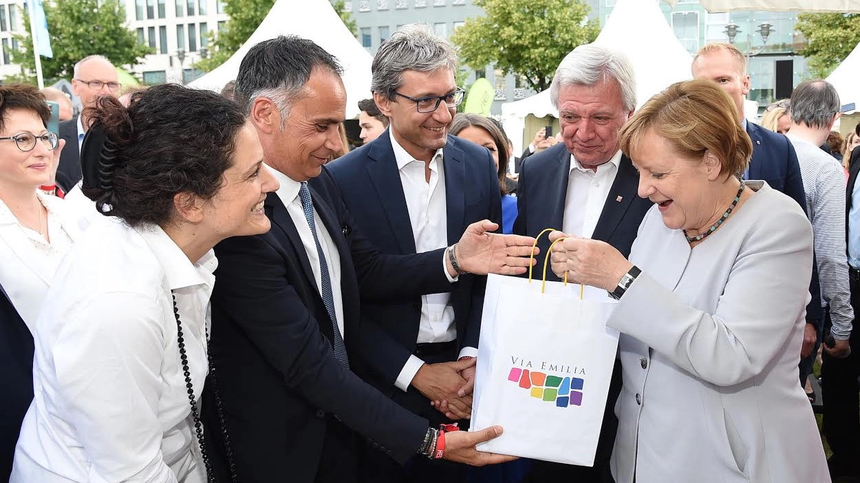 L’assessore Andrea Corsini e il sindaco di Rimini Andrea Gnassi con Angela Merkel