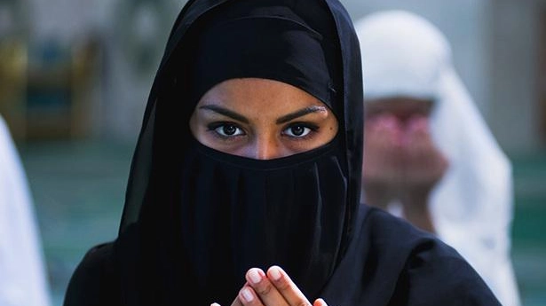 Una ragazza islamica prega