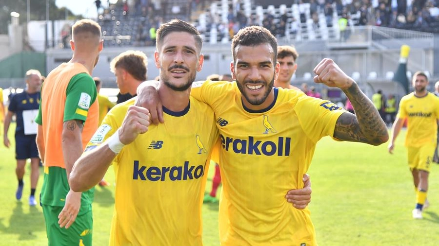 Falcinelli e Oukhadda festeggiano la vittoria ad Ascoli (foto Fiocchi)