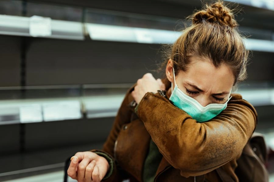 Influenza, una ragazza con la mascherina (foto iStock)