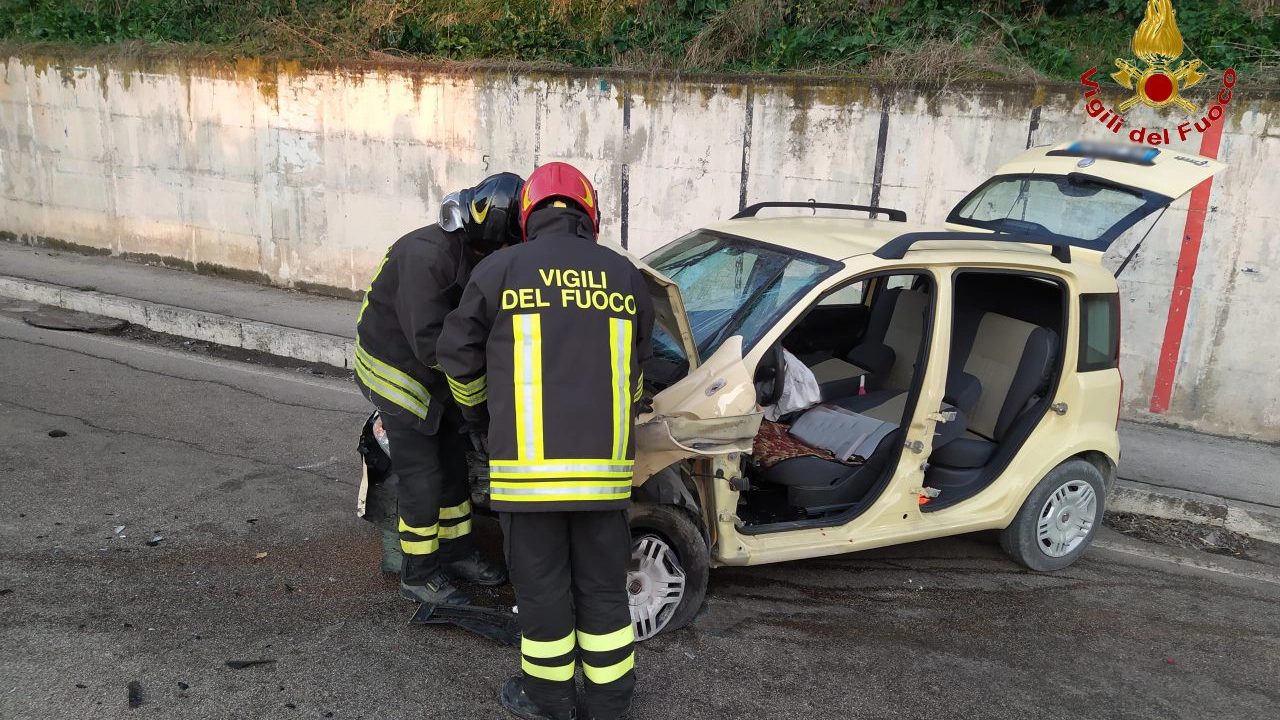 Incidente Macerata oggi: schianto frontale tra due auto