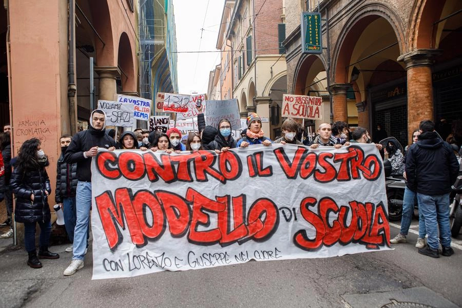 Bologna, la manifestazione degli studenti a Bologna (foto Schicchi)