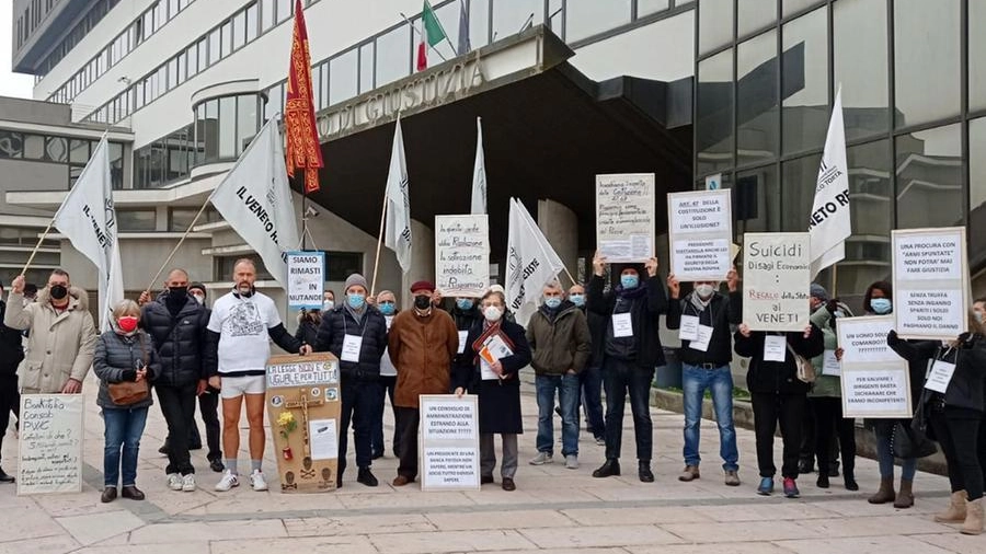 Veneto Banca: appello, confermata condanna dell'ex ad Consoli, ma i risparmiatori vogliono l'indennizzo