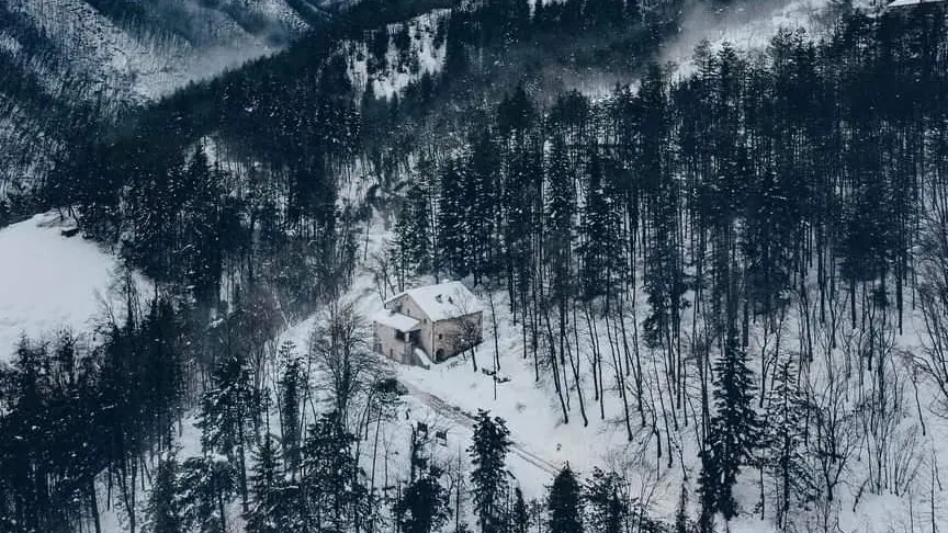 La neve rompe  cavo elettrico: rifugio isolato    