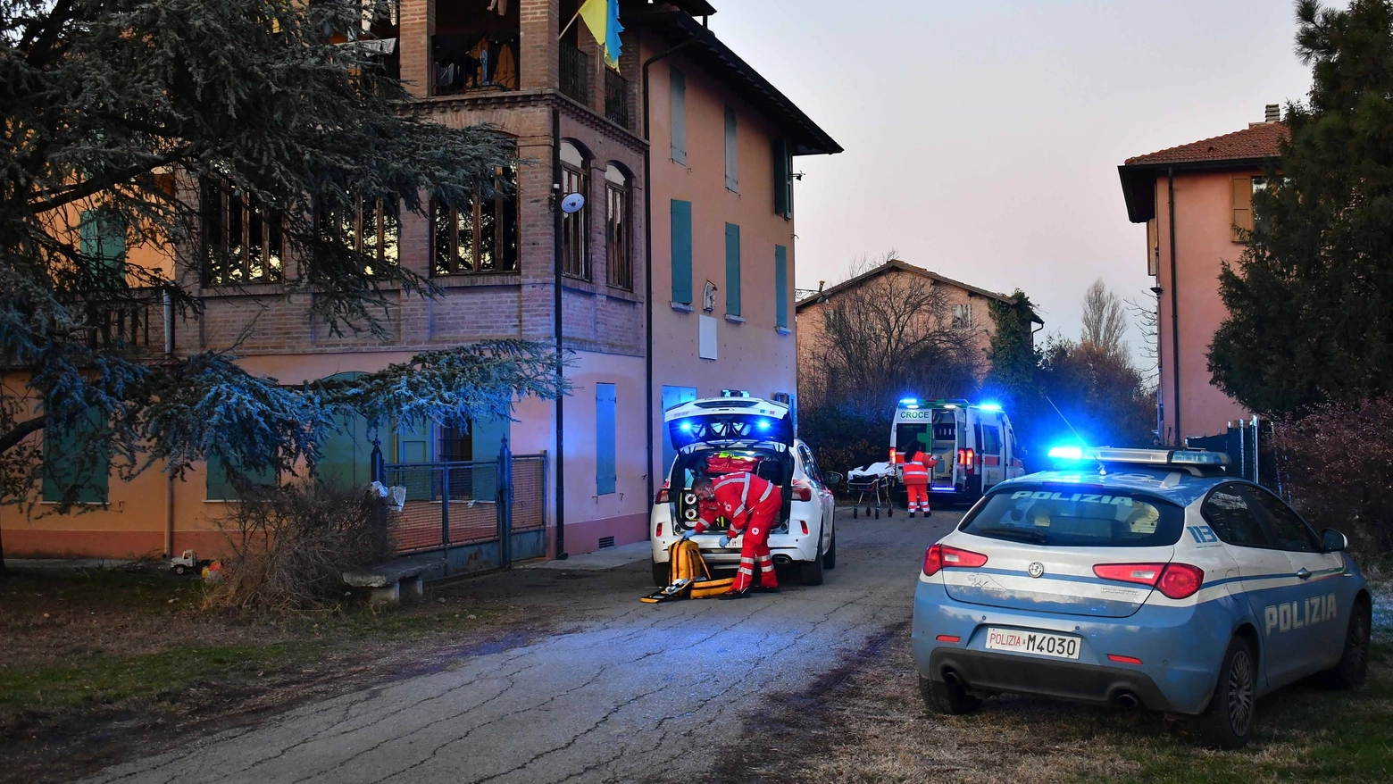 I soccorsi e la polizia ieri nella casa di accoglienza del Ceis, in via Riccioni
