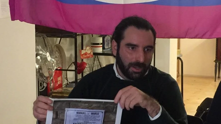 L’OLTRAGGIO SUI MURI Marco Tonti col manifesto affisso da Forza Nuova a Cesena