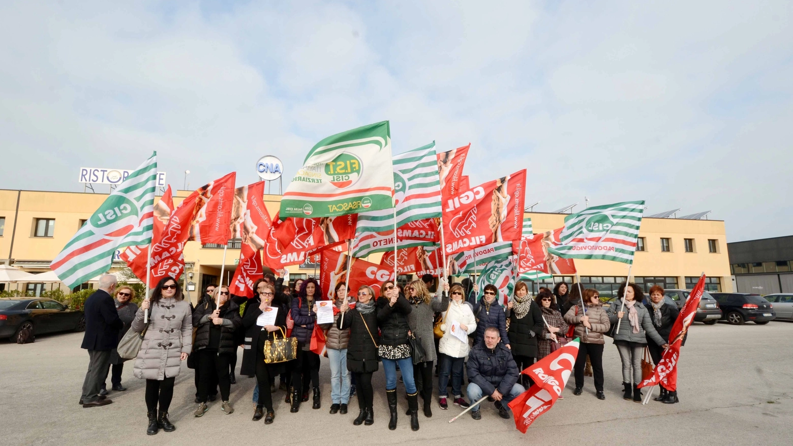 La protesta, nel marzo scorso, dei dipendenti della Cna (Foto Donzelli)