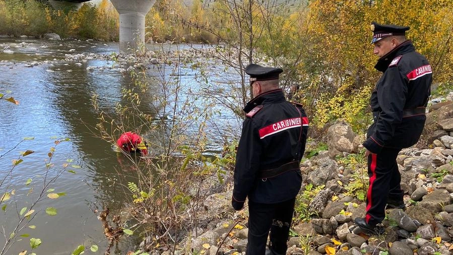 Carabinieri e vigili del fuoco nel Reno per le ricerche dell’arma del delitto