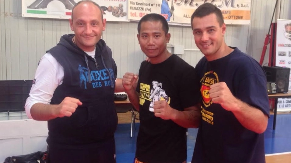 Gli organizzatori Paolo Gherardi e Andrea Luciani con Itthipol Akkasrivorn, campione di Thai Boxe
