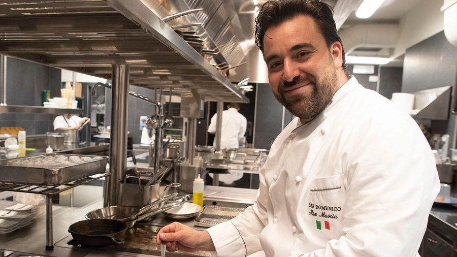 Lo chef Max Mascia nella rinnovata cucina dello bistellato San Domenico