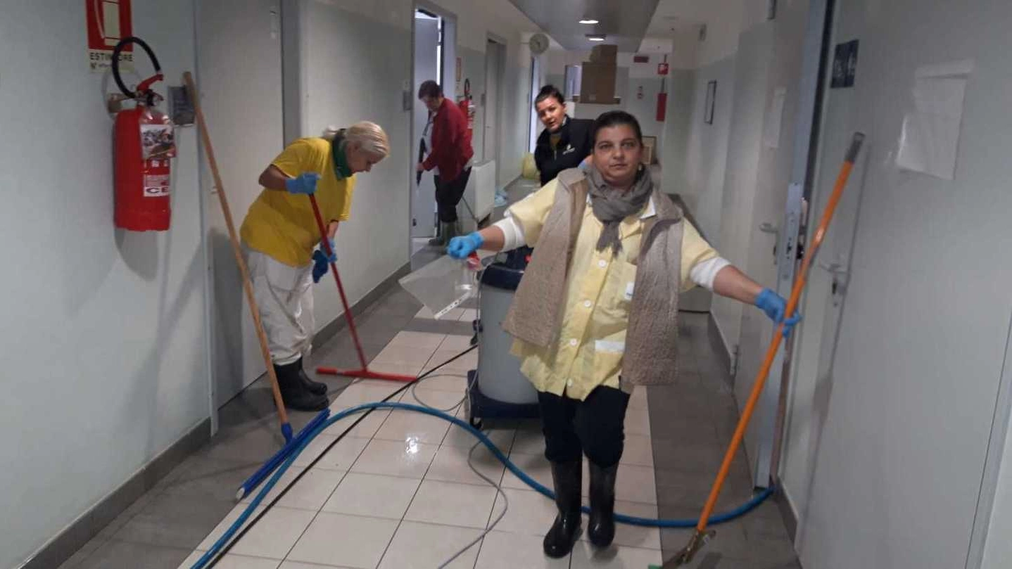 Un piccolo esercito di addetti alle pulizia al lavoro nel Centro protesi Inail di Vigorso