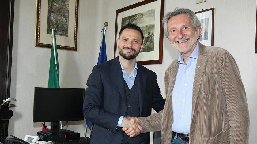 Lo scambio di consegne fra il sindaco Giuseppe Bellandi e Luca Baroncini (Foto Goiorani)