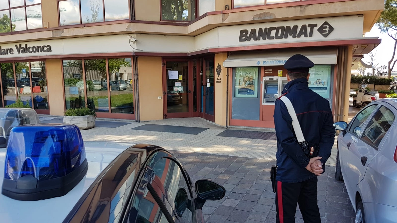 Carabinieri davanti alla Banca Popolare Valconca rapinata
