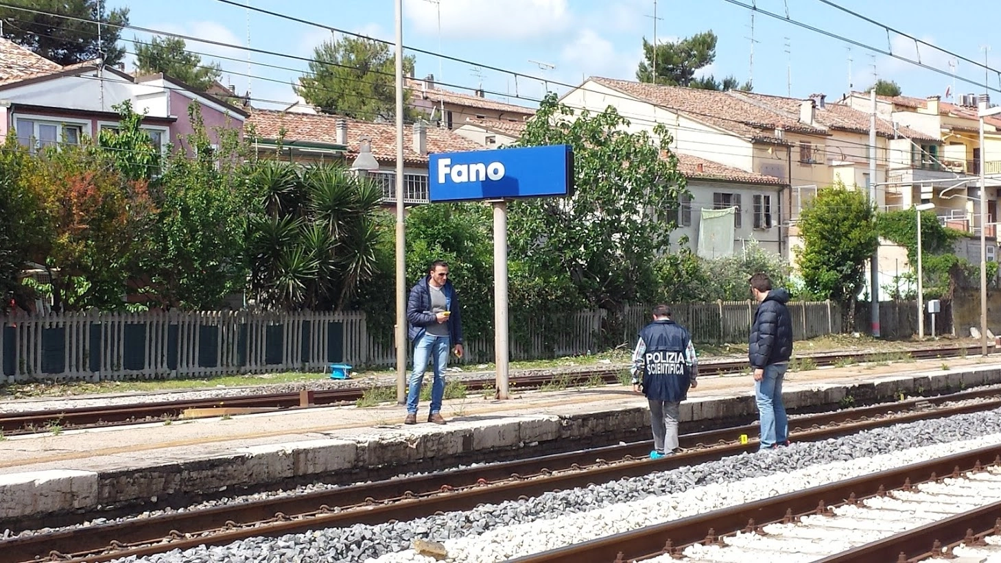 Investimento alla stazione di Fano (foto Petrelli)