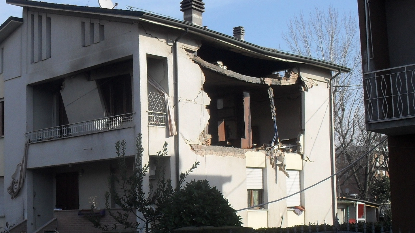 La casa dopo l'esplosione (foto Annese)