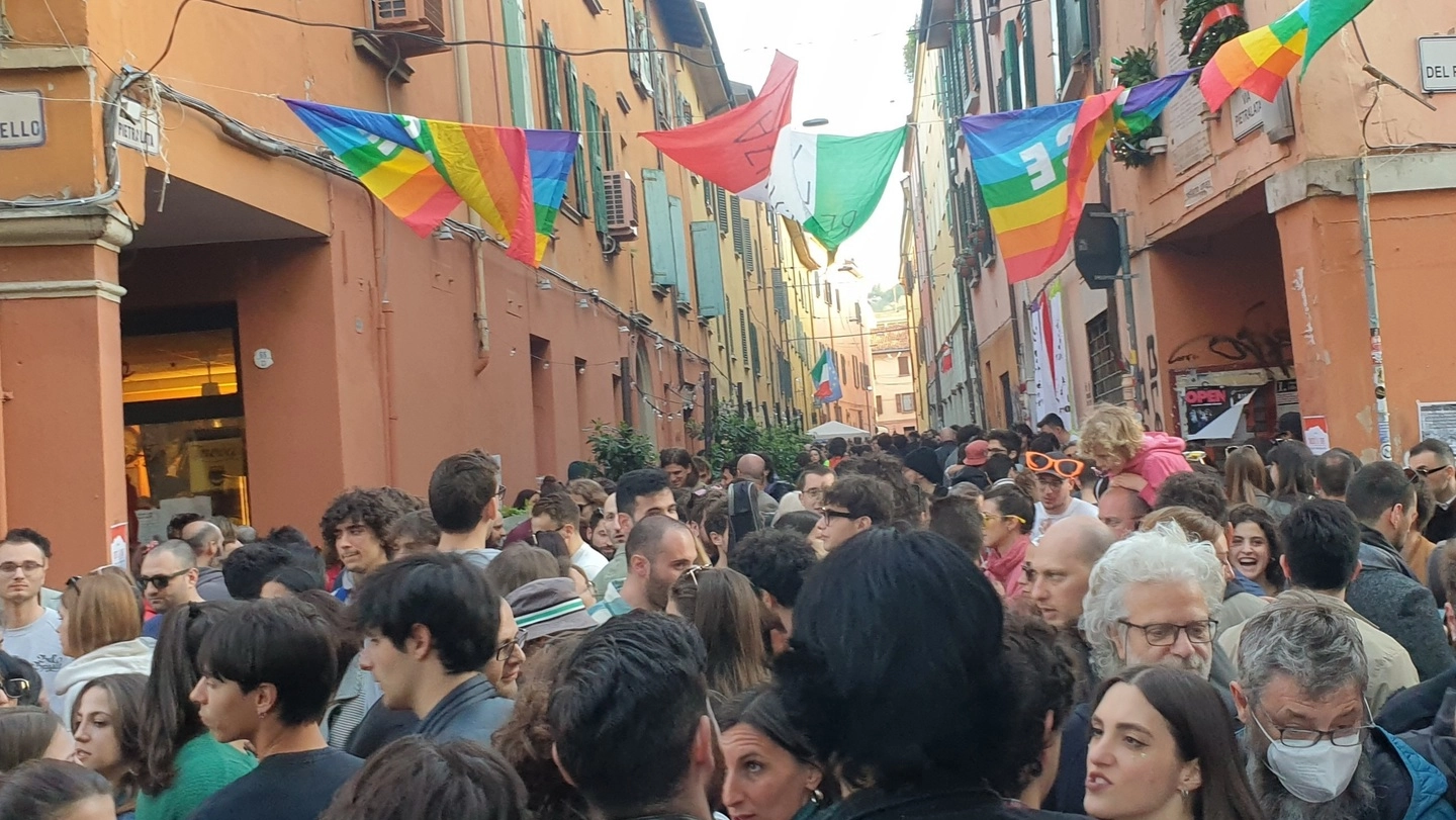 Pratello R'Esiste: fiume di persone per il 25 aprile a Bologna