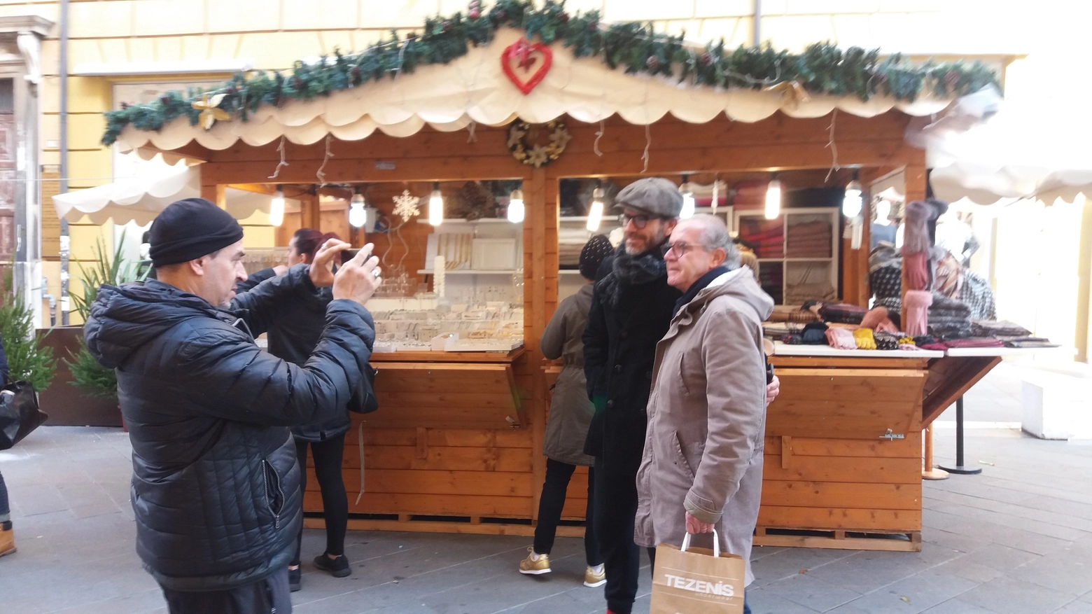 Conticini passeggia per Ancona: foto e autografi coi fan
