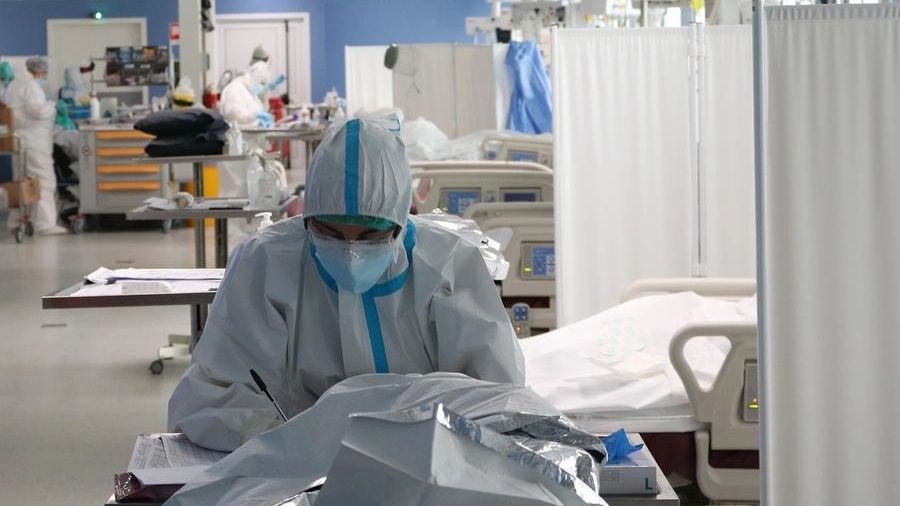 Operatori sanitari nel reparto di rianimazione di un ospedale (foto di repertorio)