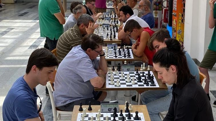 

Torneo di scacchi a Castel d'Aiano: Maestro Sergey Gromov Arbitra e Sfida Appassionati