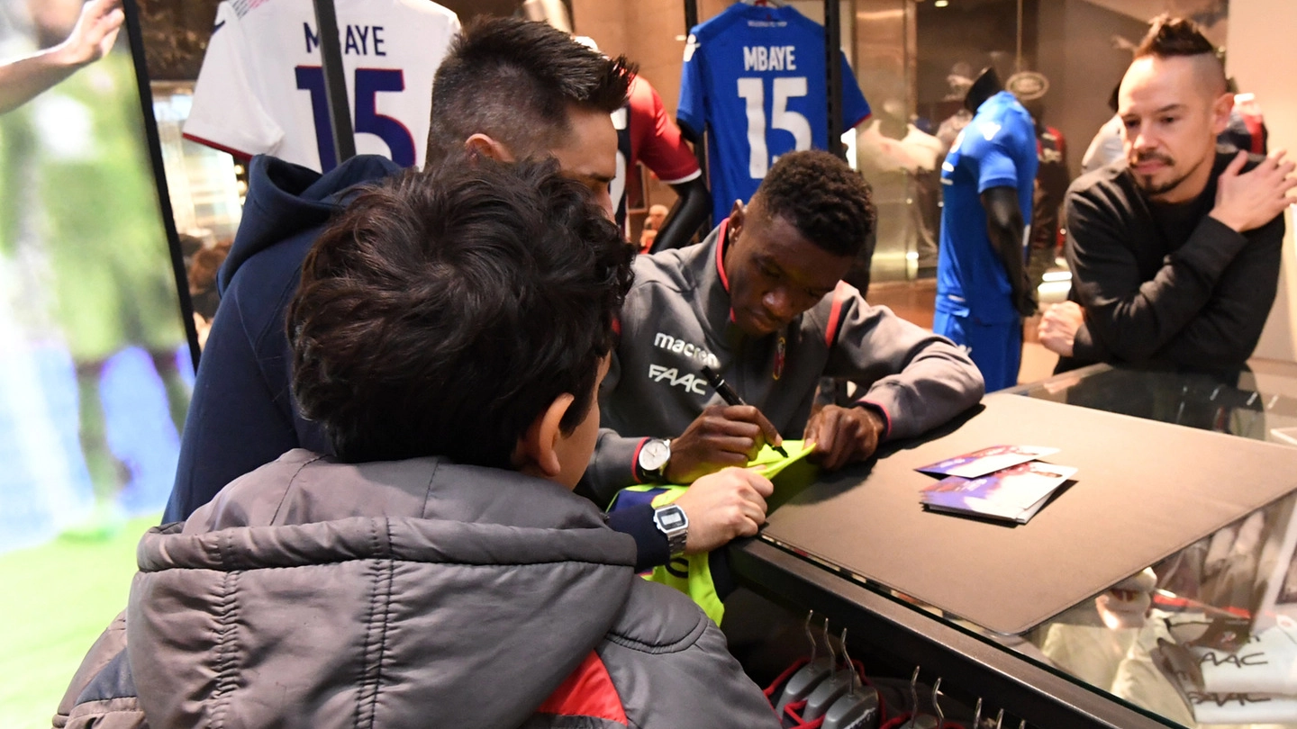 Bologna Fc, Mbaye incontra i fan (FotoSchicchi)