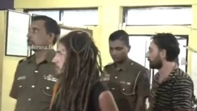 Mattia Giberti (con la maglia a righe), arrestato in Sri Lanka (da adaderana.lk)