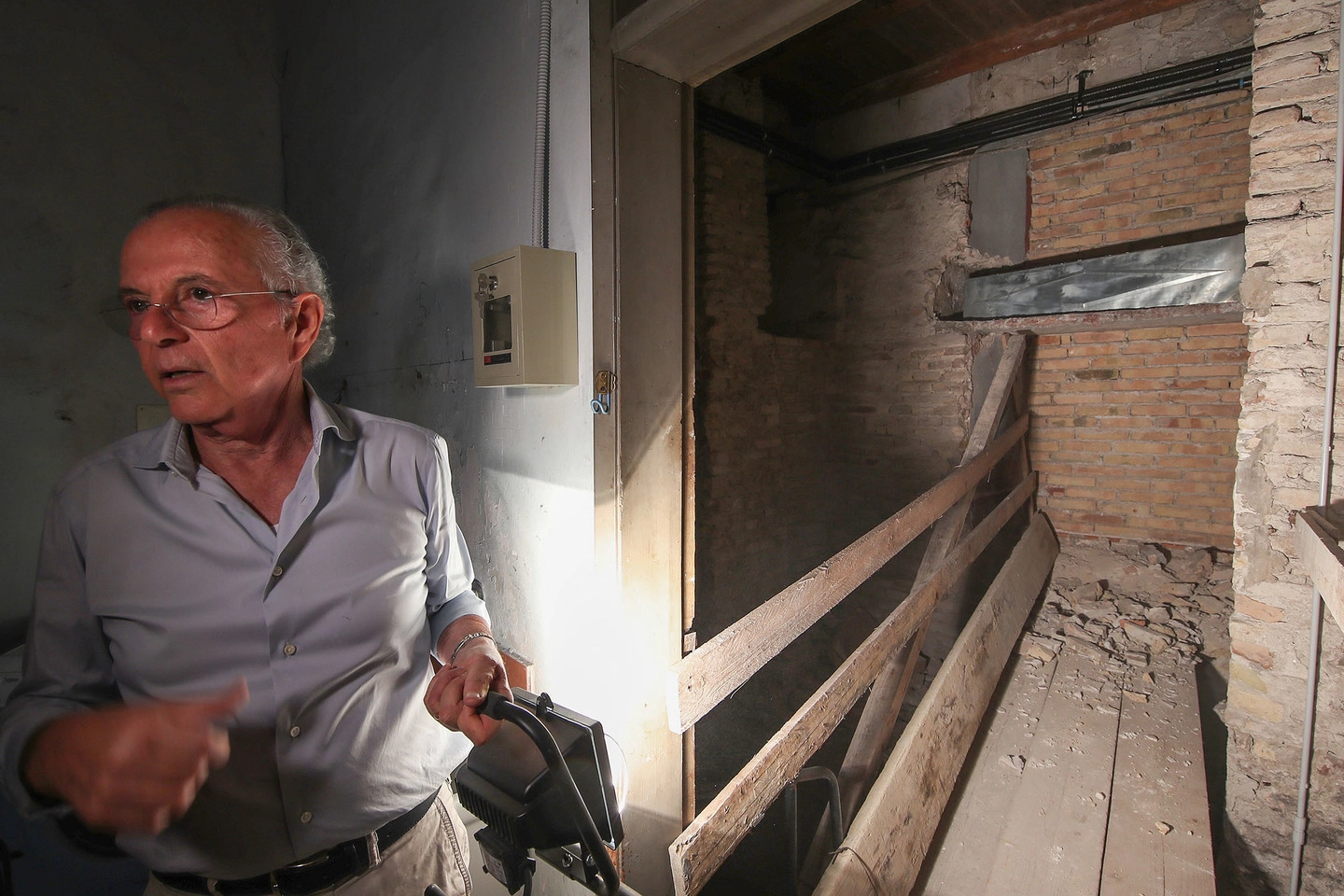 L’imprenditore Paolo Petrucci e sullo sfondo la bara in zinco (Fotoprint)