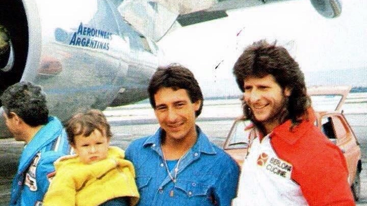 Marco Lucchinelli con in braccio il figlio Cristiano in una foto degli anni '80 (Ansa)