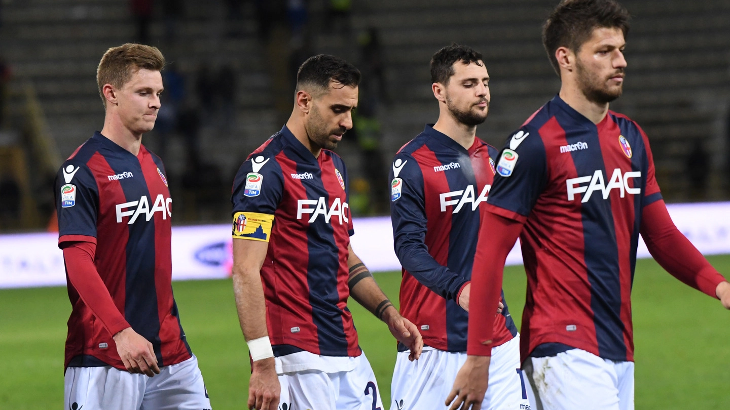 L'amarezza dei giocatori del bologna dopo la sconfitta contro la Lazio (Foto Schicchi)