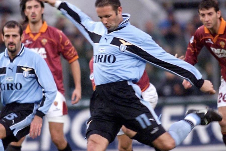 Sinisa Mihajlovic in maglia Lazio in un derby contro la Roma (Ansa)