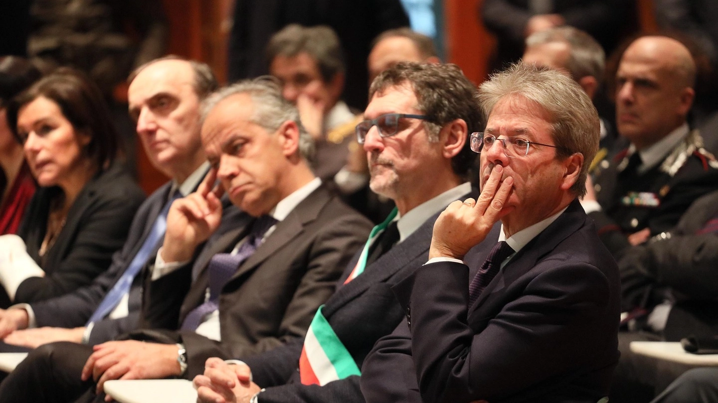 A destra, Paolo Gentiloni tra le autorità in Regione (FotoSchicchi)