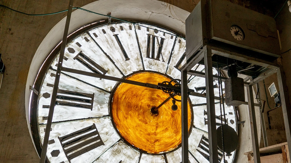 L’orologio visto dall’interno con tutto l’apparato per funzionare (foto Zeppilli)