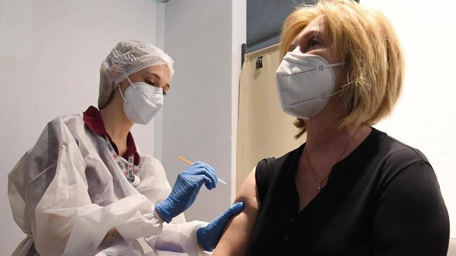 Prenotazione vaccino covid, a Bologna riapre per la fascia 20 - 59 anni