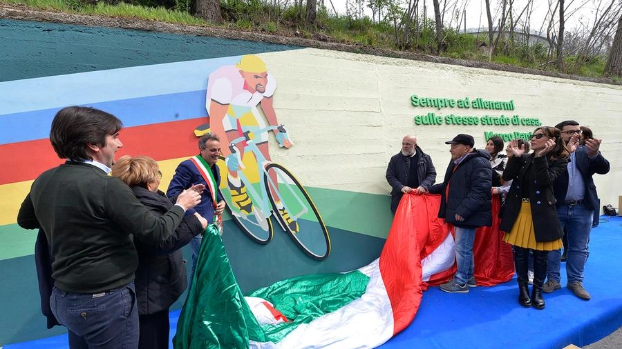 Inaugurata a Gabicce Mare l'opera dedicata a Marco Pantani (foto Luca Toni)