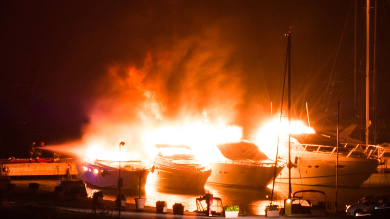 Lo spettacolare incendio a Porto San Giorgio 