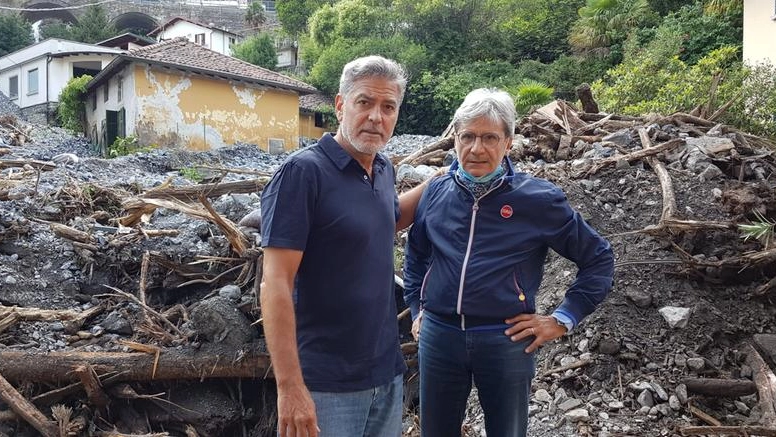 George Clooney con il sindaco di Laglio (foto Facebook)