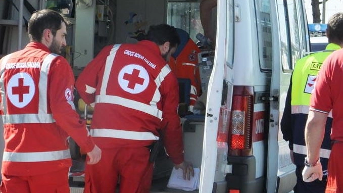 Sul posto sono arrivati gli operatori della Croce rossa di Fabbrico, oltre ai vigili del fuoco di Guastalla, per poter entrare nell’alloggio e consentire  i soccorsi