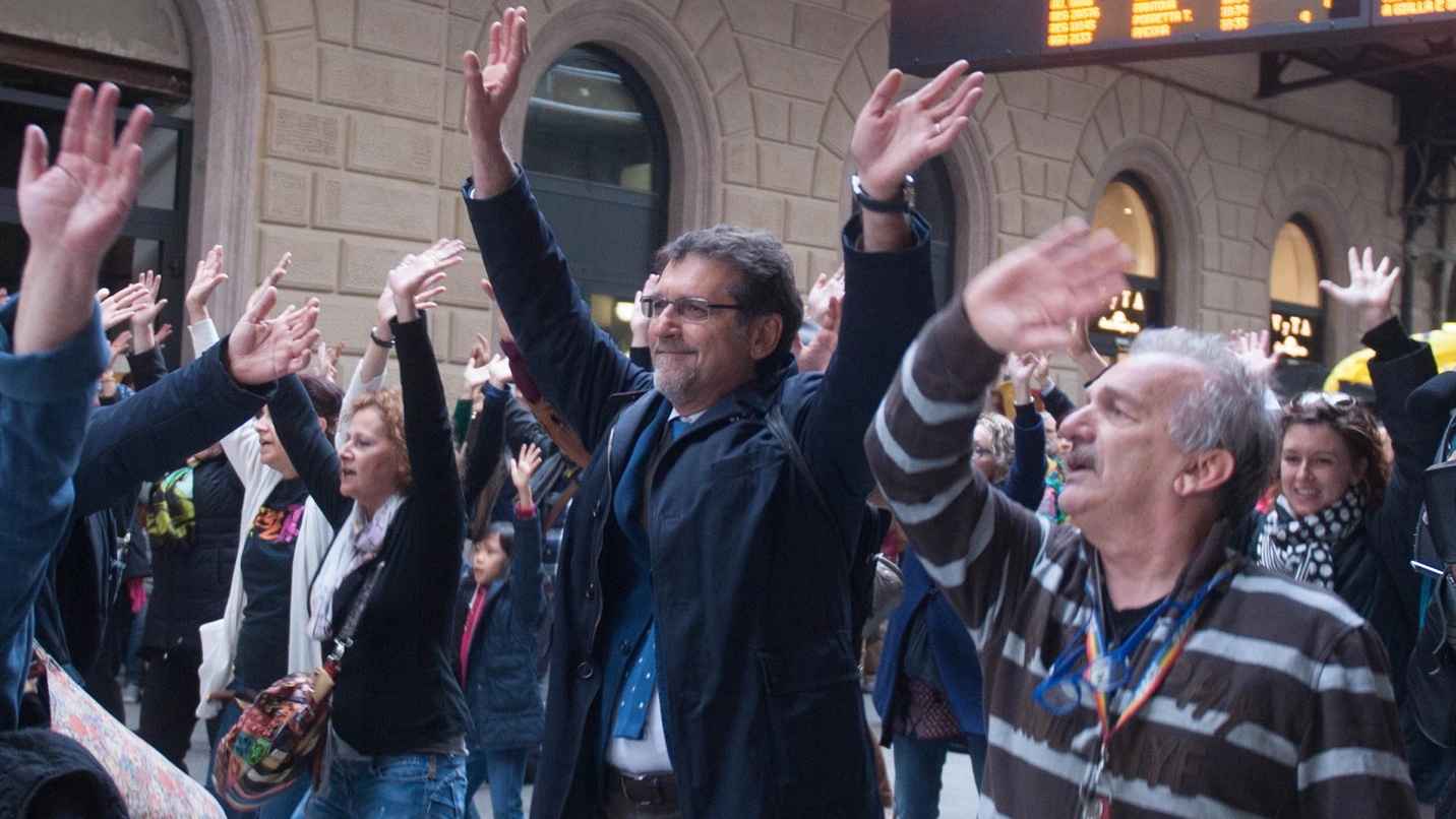 Il sindaco Merola balla al flash-mob di ‘Libera’ (Foto Schicchi)