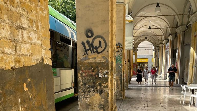 Archi di piazza Cavour: "Il Comune ha chiesto il preventivo a una ditta. Parola agli inquilini"