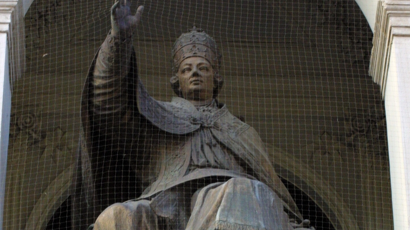 La statua di Pio VI sulla facciata del Palazzo del Ridotto