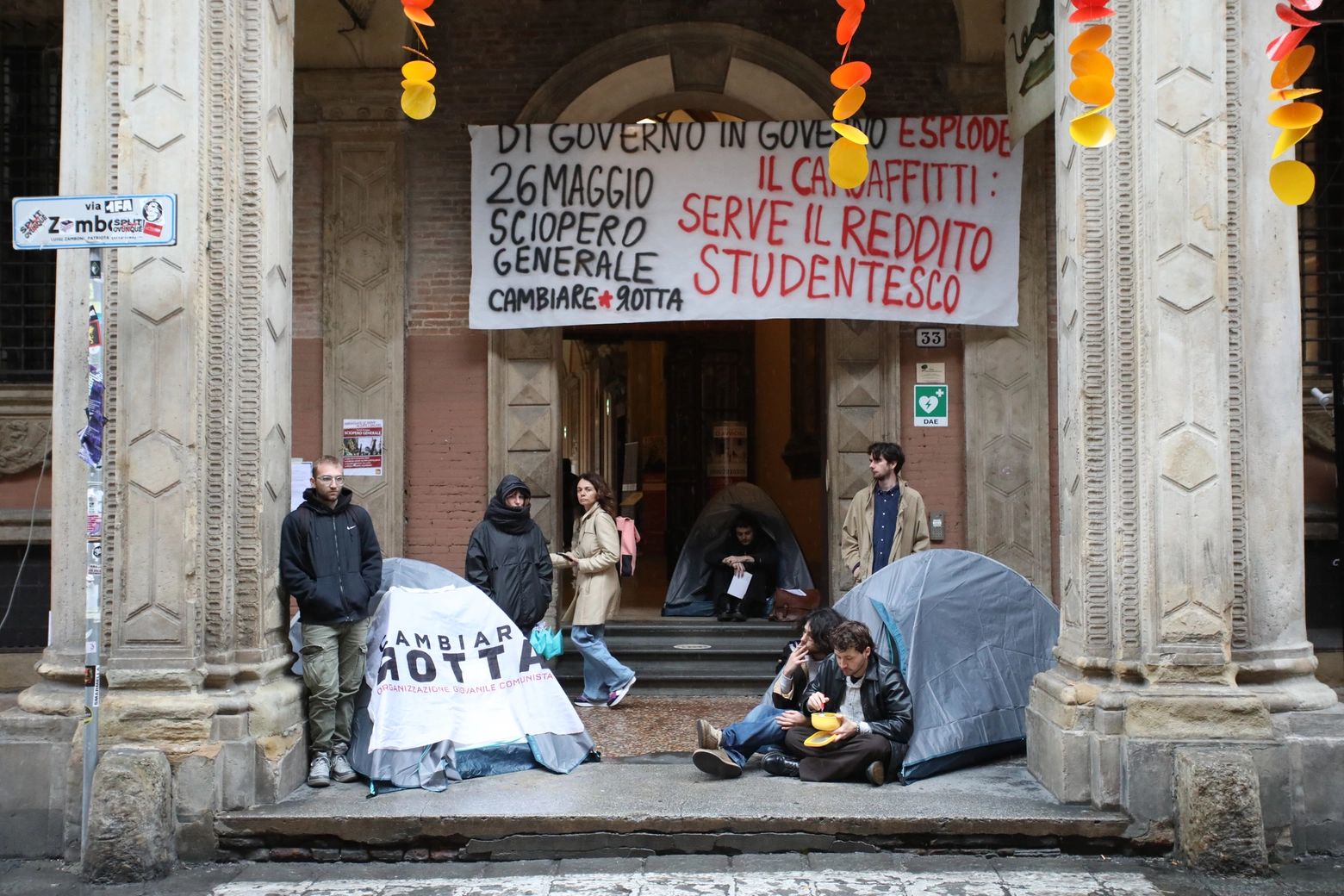 Le tende piantate dagli studenti davanti al rettorato di Bologna