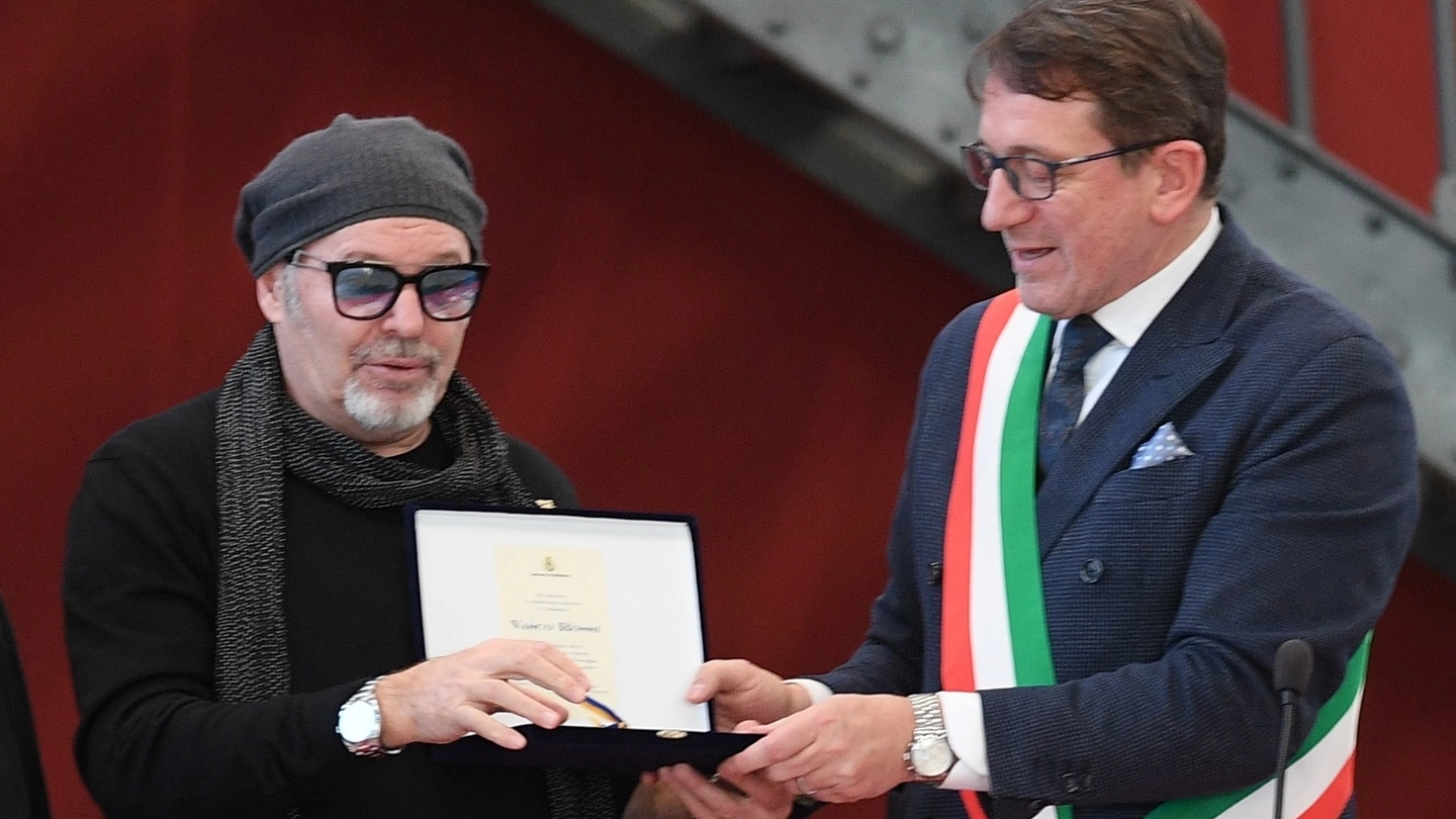 Muzzarelli consegna la cittadinanza onoraria a Vasco Rossi