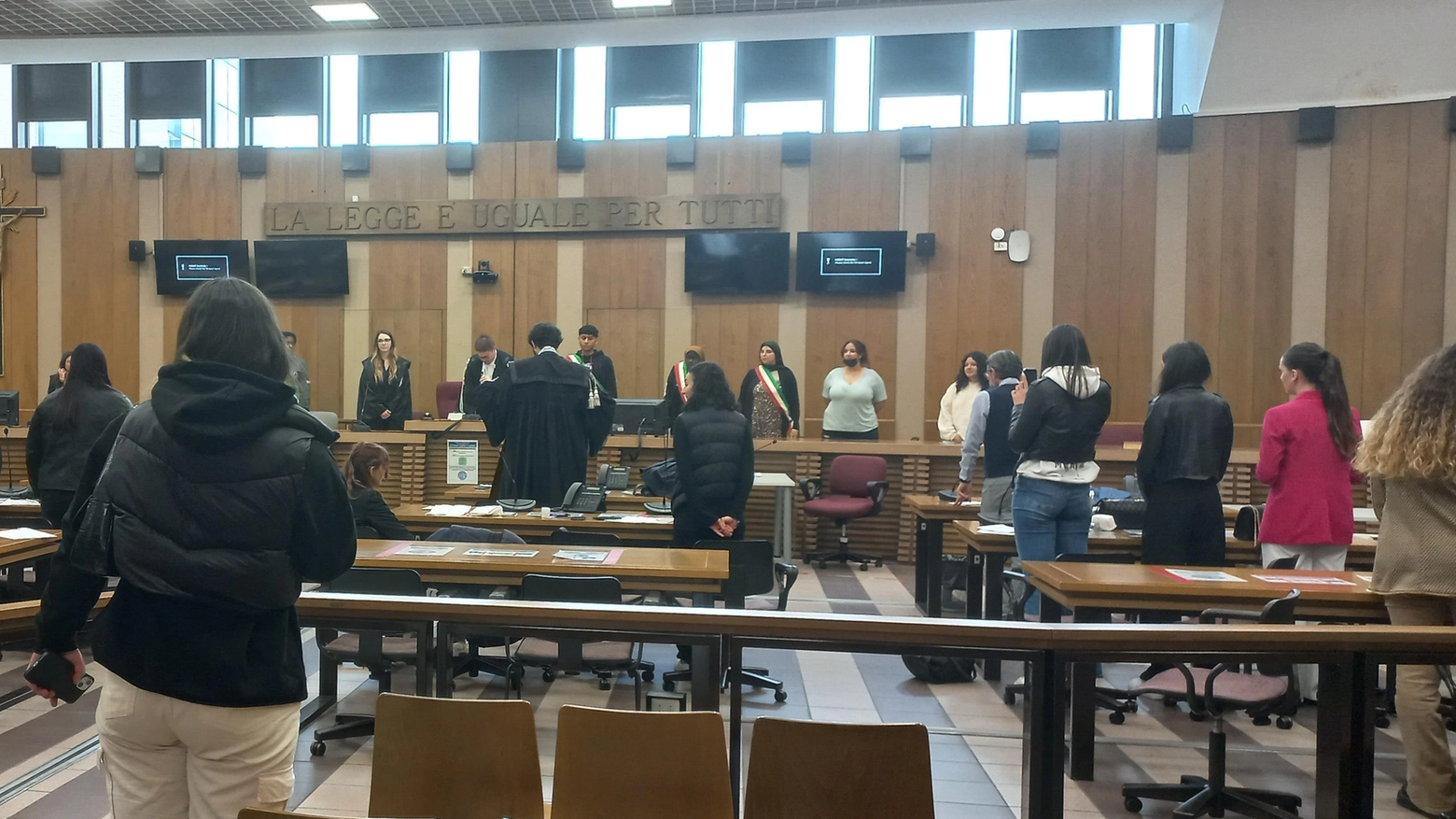 A lezione di giustizia in tribunale  Dalle indagini dopo un crimine   al funzionamento di un processo  Studenti in veste di Ris e giudici