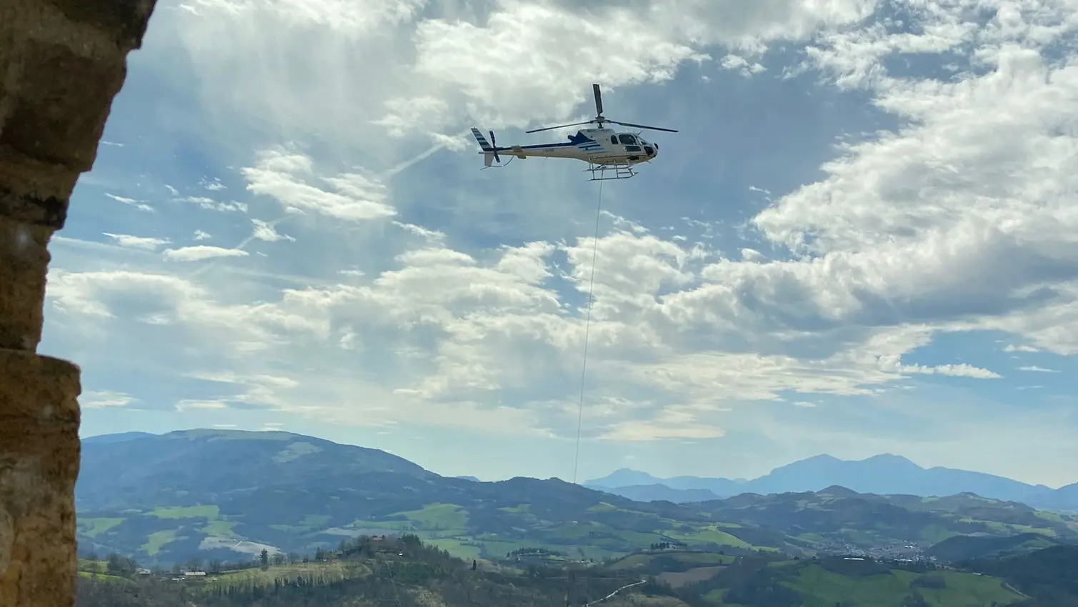 Alcune fasi del trasporto con l'elicottero nel cielo di Urbino